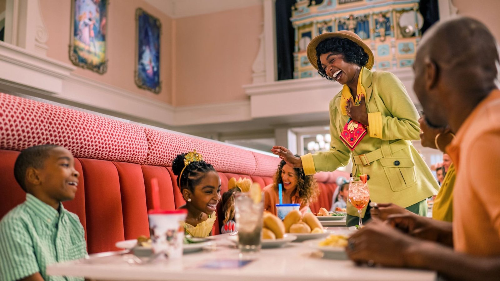 Tiana conversa con una familia durante una comida en 1900 Park Fare