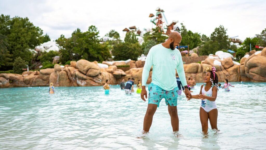 Padre e hija en Melt Away Bay de Disney’s Blizzard Beach