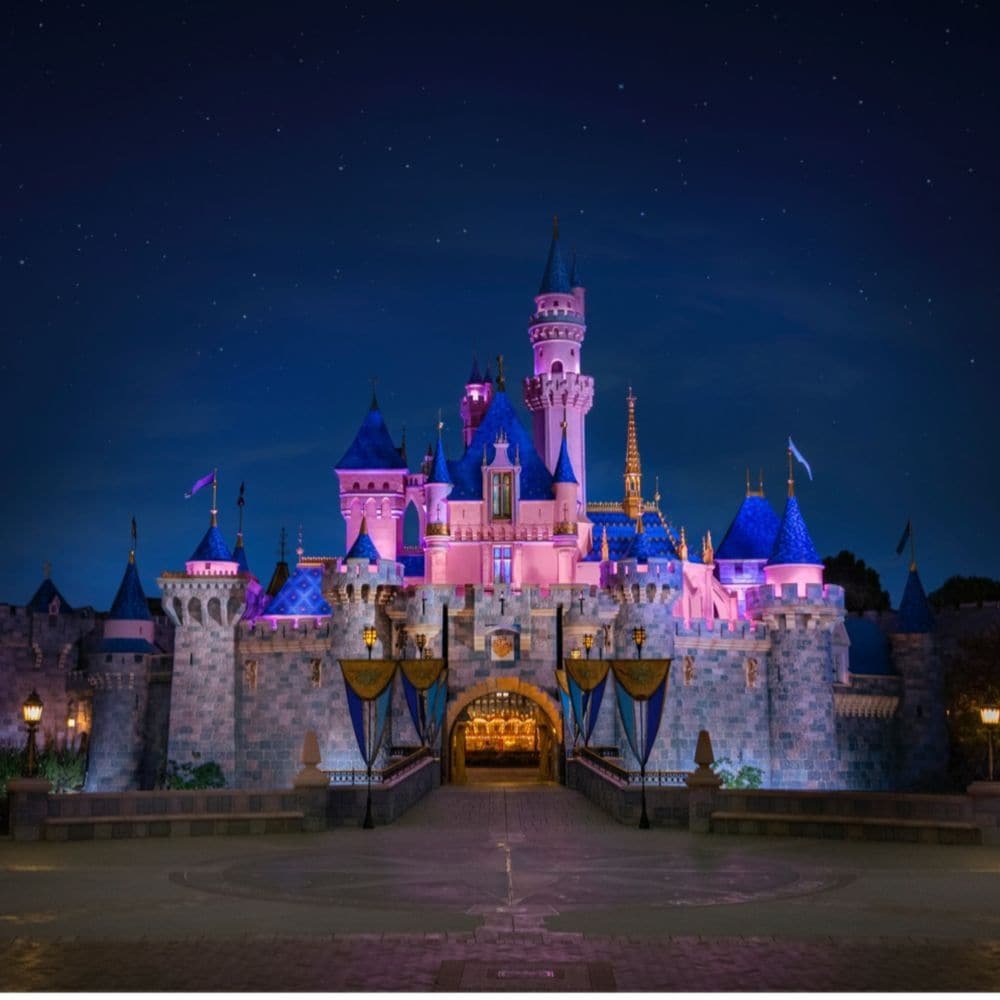 Castillo de Sleeping Beauty iluminado en Disneyland Park, California