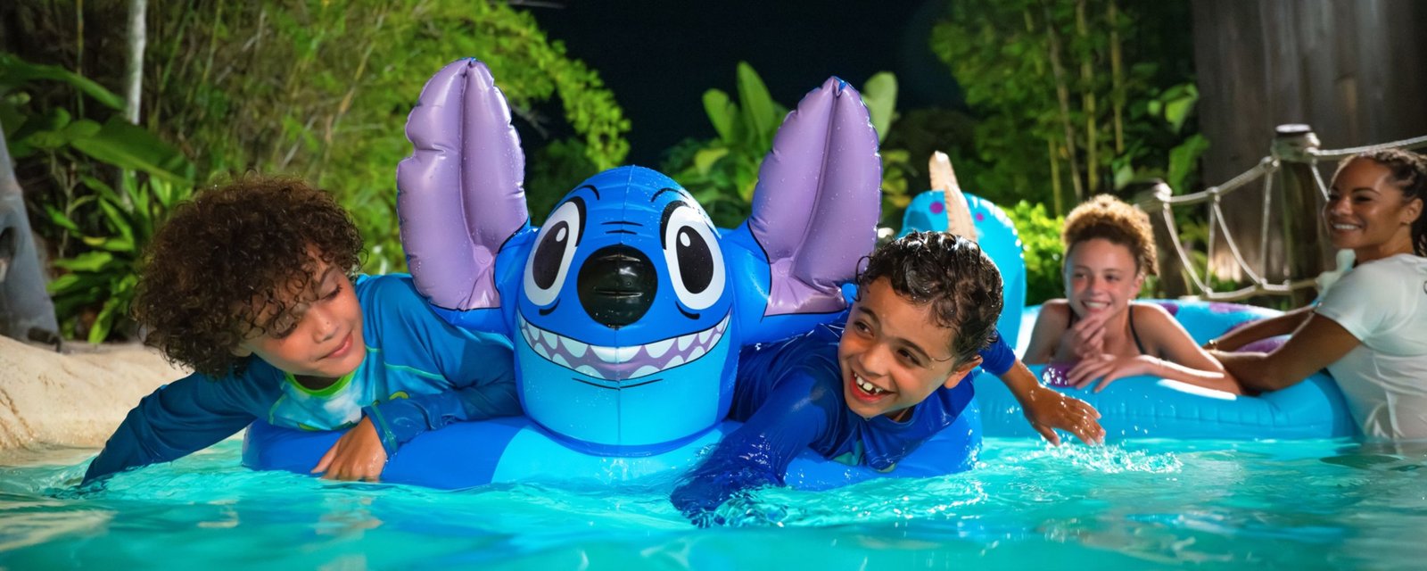 Imagen oficial de Disney H2O Glow After Hours