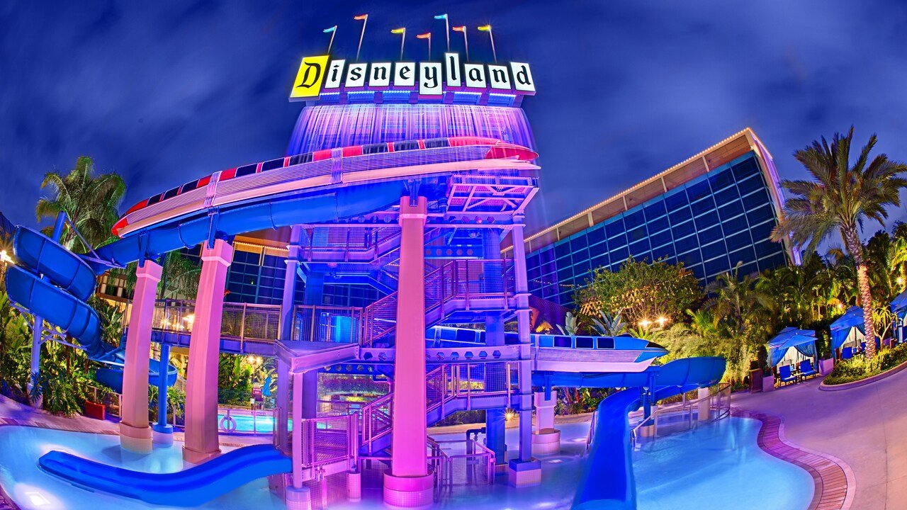 Piscinas y toboganes de monorriel de Disneyland Hotel