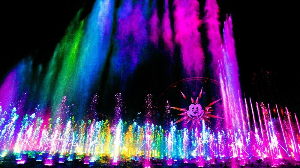 Fuentes iluminadas de World of Color junto a Pixar Pier