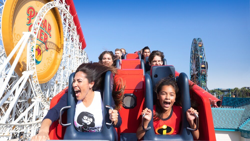 Montaña rusa Incredicoaster en Pixar Pier