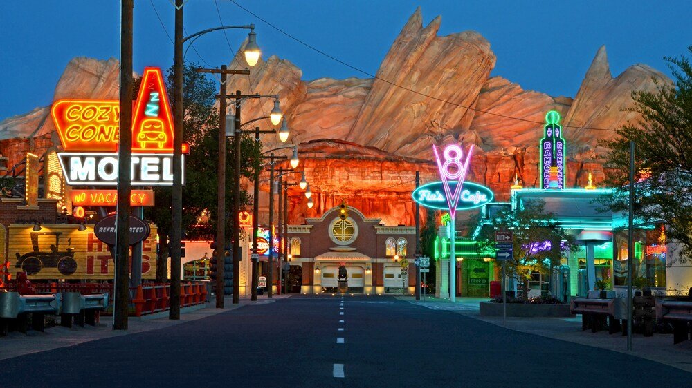 Paisaje y calle principal de Cars Land