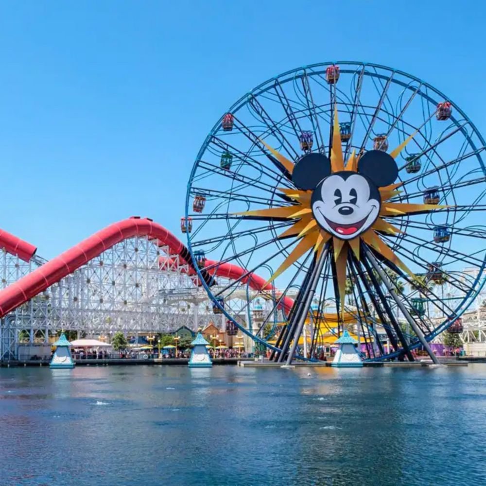 Pixar Pier con la rueda de Mickey y la montaña rusa junto al lago
