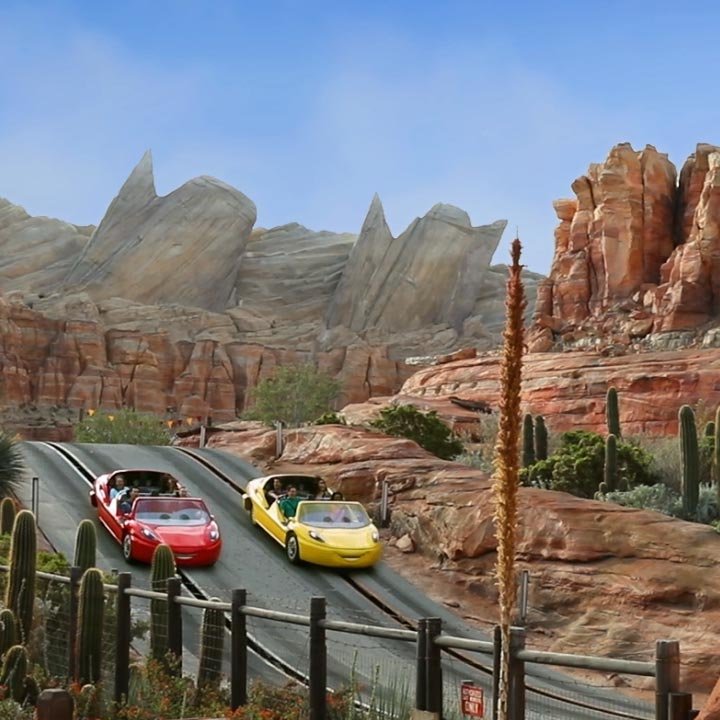 Autos de Radiator Springs Racers entre las montañas de Cars Land