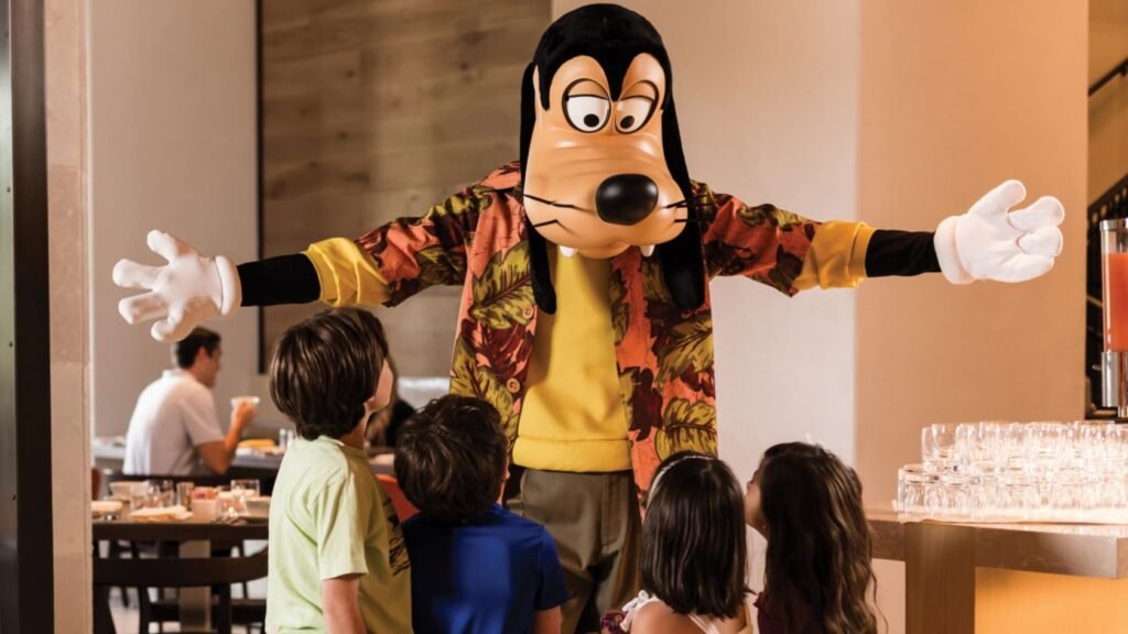 Goofy saluda a una familia durante el desayuno de Ravello. Fotografía oficial.