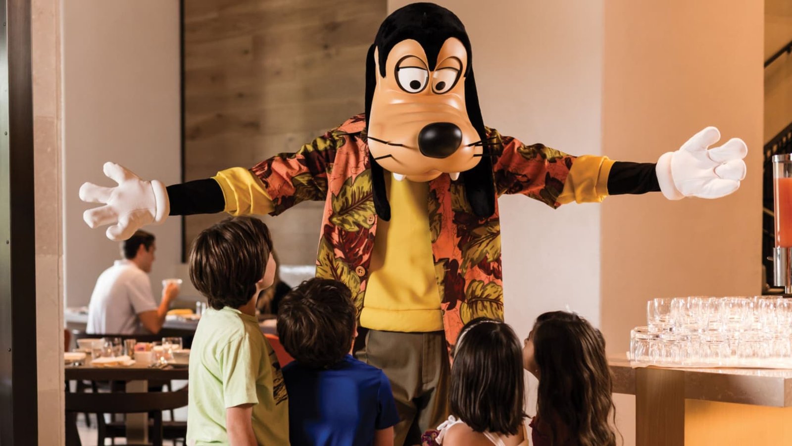 Goofy saluda a una familia durante el desayuno de Ravello. Fotografía oficial.