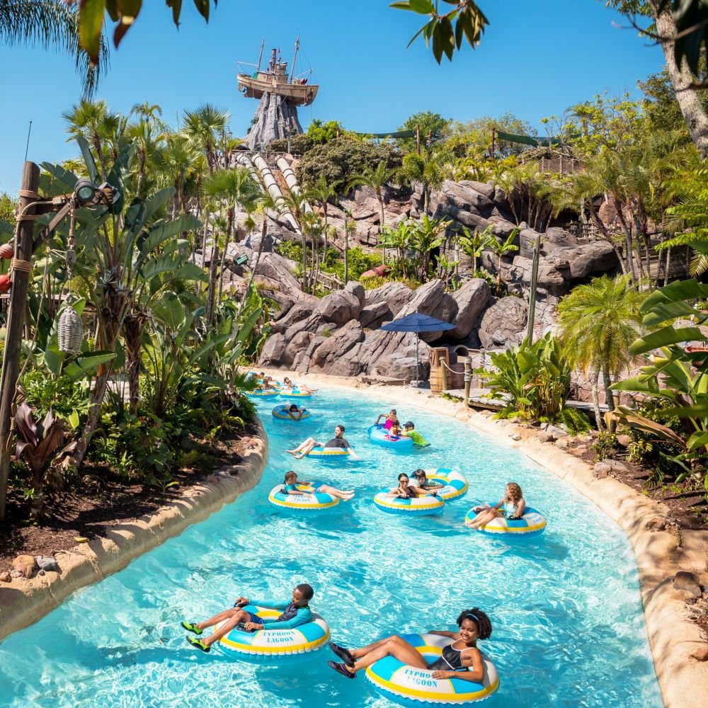 Visitantes flotando en Castaway Creek