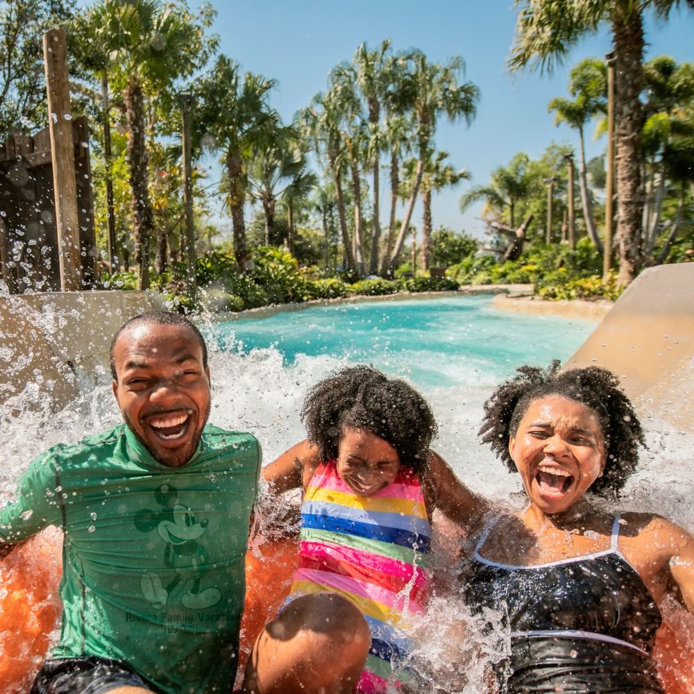 Familia en una balsa de Miss Adventure Falls