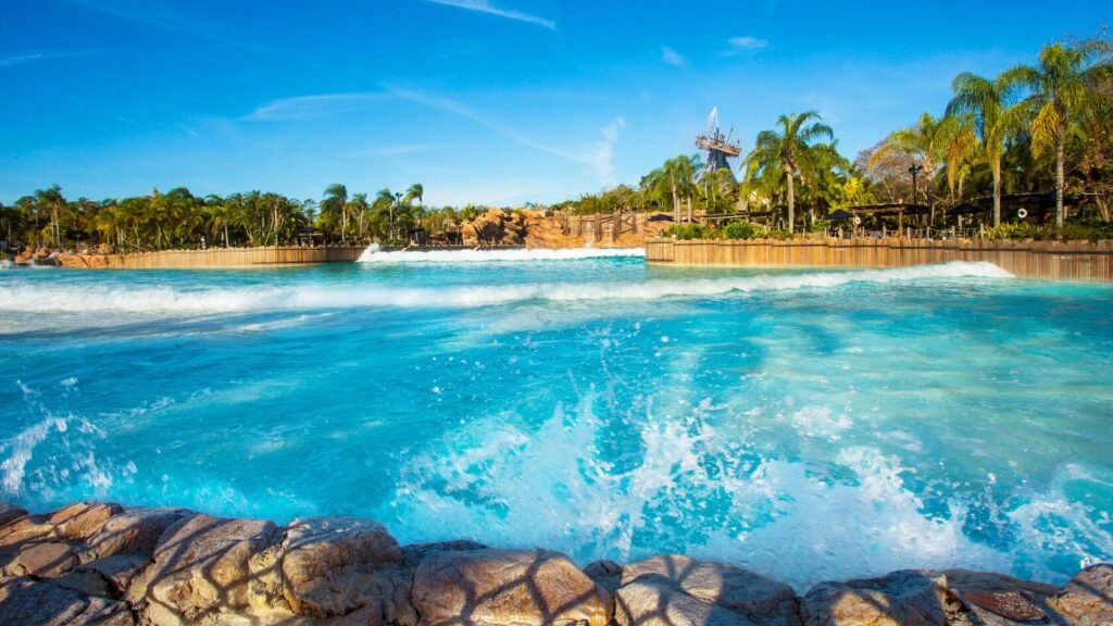 Olas en la piscina de Typhoon Lagoon con Mount Mayday al fondo