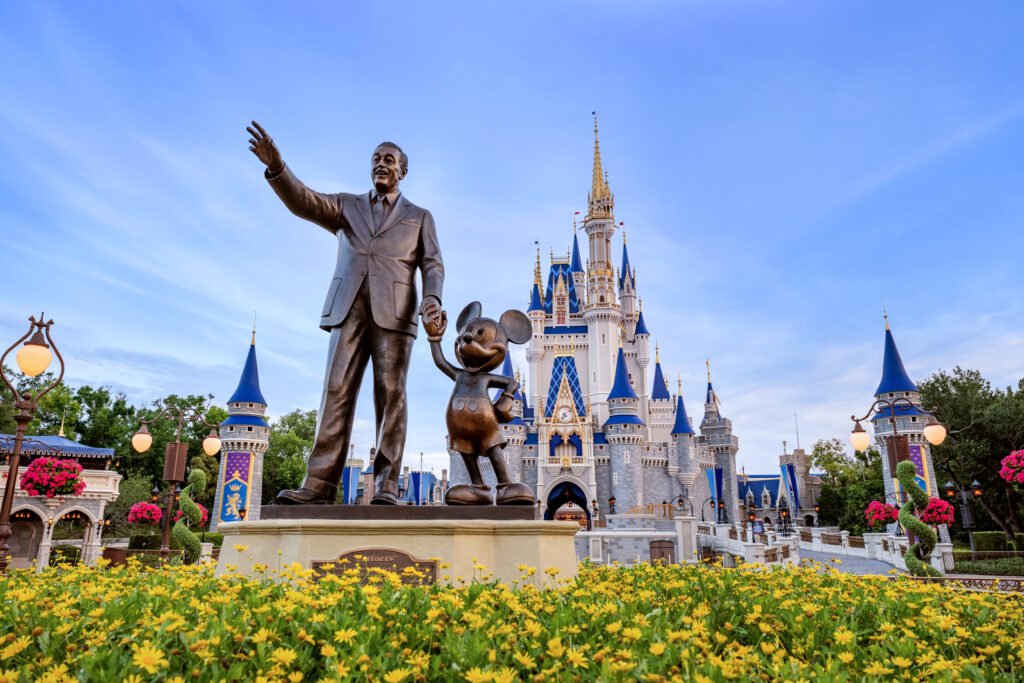 Estatua de Walt Disney y Mickey frente al castillo de Magic Kingdom