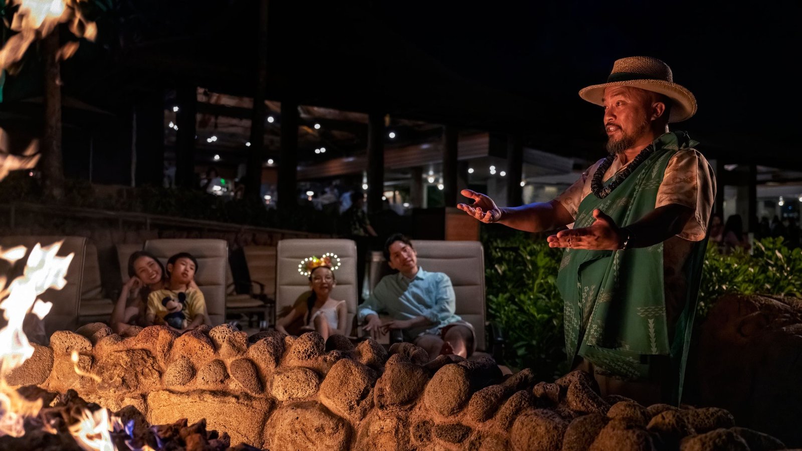 Moʻolelo junto al fuego en Aulani, Hawái