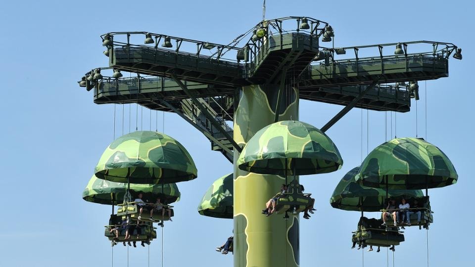 Toy Soldiers Parachute Drop en Disney Adventure World