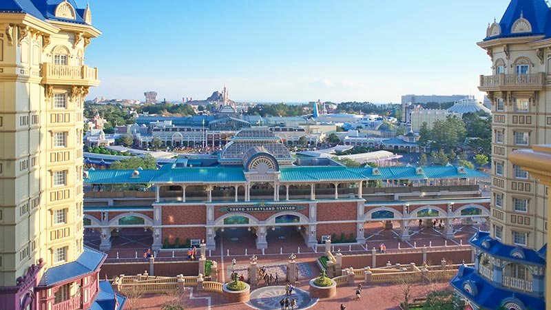 Tokyo Disneyland Hotel frente a la entrada del parque