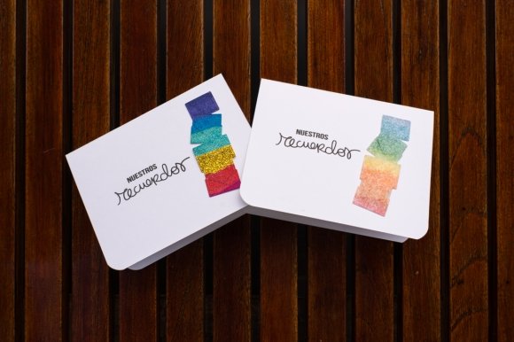 Glitter arcoiris en tarjetas hechas con técnica Cardmaking
